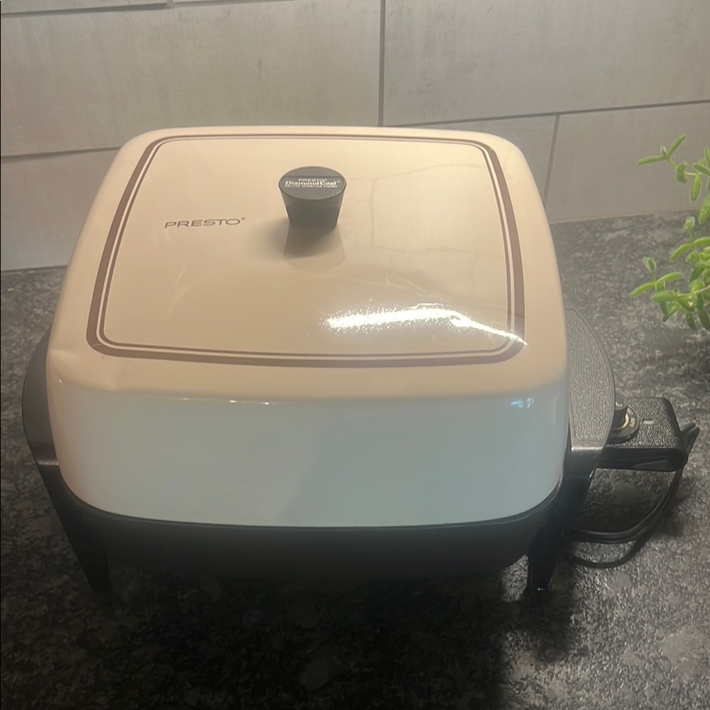 Presto Vintage Electric Skillet in Cream and Brown.
